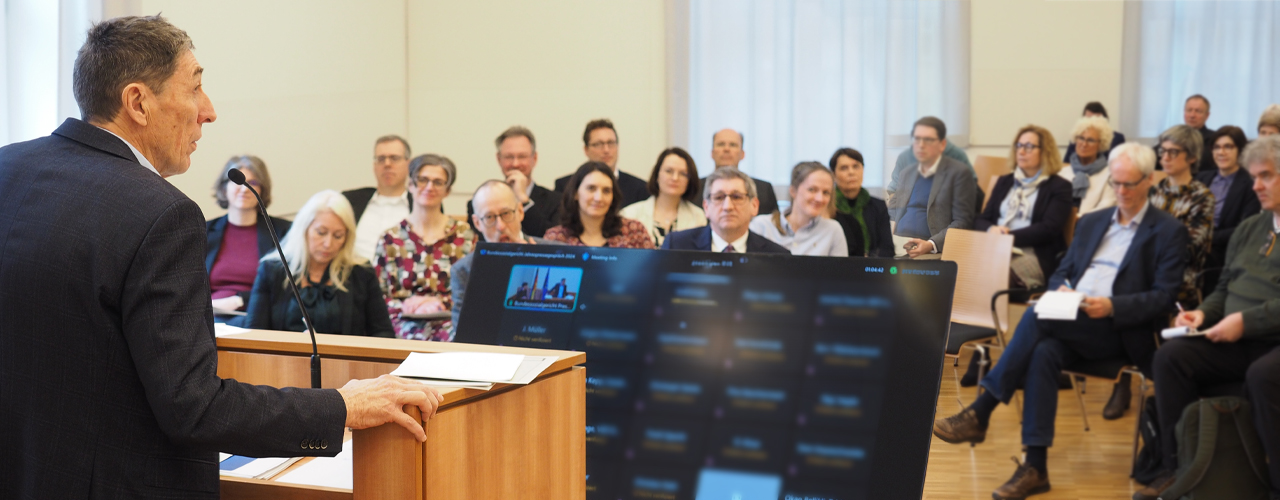 Der Präsident des Bundessozialgerichts Prof. Dr. Rainer Schlegel steht anlässlich des Jahrespressegesprächs 2024 an einem Rednerpult.